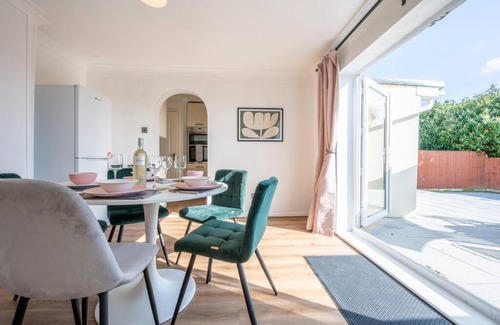 Rogerstone House | Family-Friendly Stay at Rogerstone House by Tŷ SA