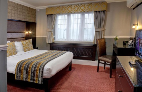 Badsworth Hotel | Elegant Rogerthorpe Manor Hotel: 4-Star Comfort & Amenities
