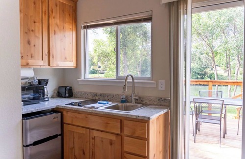 Fruitdale Cabin | Rogue River Resort: Family-Friendly Stay with Breakfast Included