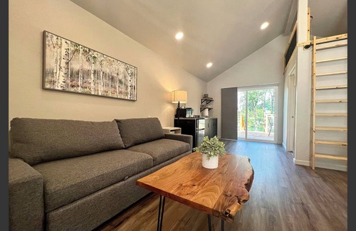 Fruitdale Cabin | Rogue River Resort: Family-Friendly Stay with Breakfast Included