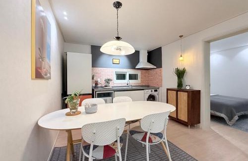 Seogyo-dong Apartment | RendezVous-Hong Dae: Family-Friendly Stay with Perfect Score