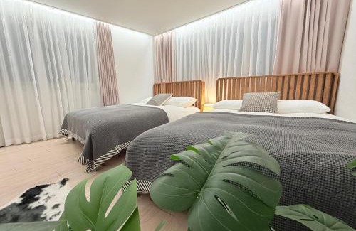 Seogyo-dong Apartment | RendezVous-Hong Dae: Family-Friendly Stay with Perfect Score