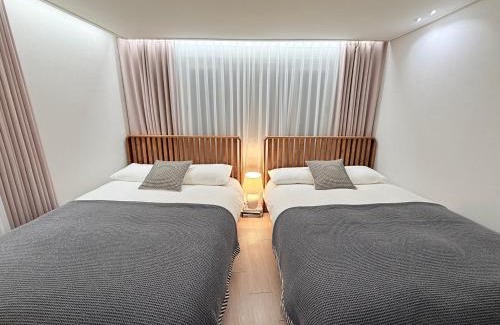 Seogyo-dong Apartment | RendezVous-Hong Dae: Family-Friendly Stay with Perfect Score