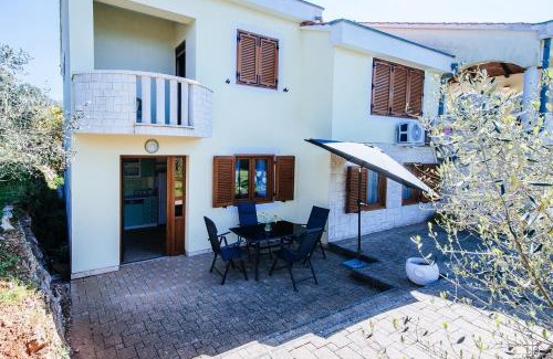 Iz Apartment | Pet-Friendly Haven at Roko Opaćac Veli IŽ - 4-Star Retreat