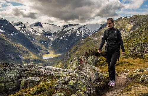 Sogndal House | Unforgettable Stay at Rolfhytta - 4-Star Comfort & Hot Tub