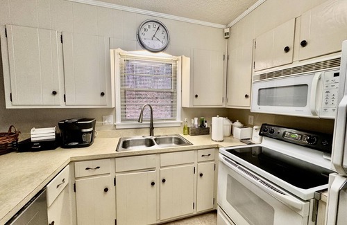Northport House | Ideal Stay Near University of Alabama: 3 BR with Lake View