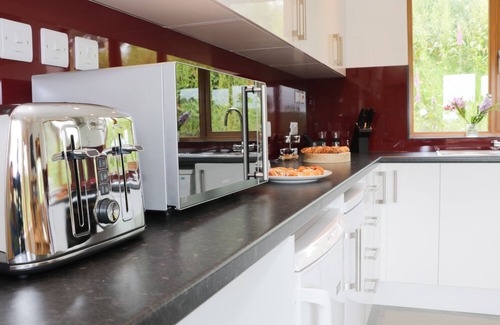Craven Arms Cottage | Family-Friendly Retreat at Rolling Hills with Breakfast Included