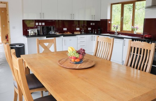 Craven Arms Cottage | Family-Friendly Retreat at Rolling Hills with Breakfast Included