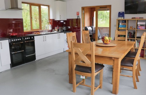 Craven Arms Cottage | Family-Friendly Retreat at Rolling Hills with Breakfast Included