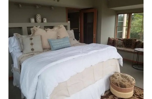 Comanche Trail House | Scenic Retreat with Lake Travis Views & 10/10 Guest Rating
