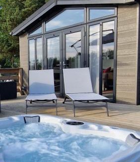 Frognall Apartment | Relax at Rolo's Lakeside Lodge with Hot Tub & Ocean Views