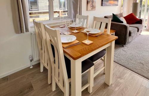 Frognall Apartment | Relax at Rolo's Lakeside Lodge with Hot Tub & Ocean Views