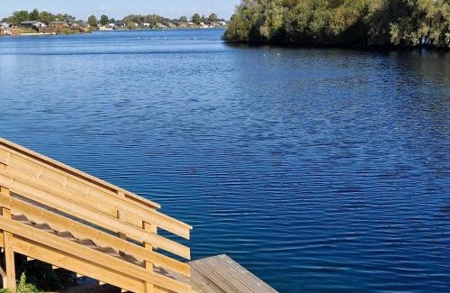 Frognall Apartment | Relax at Rolo's Lakeside Lodge with Hot Tub & Ocean Views