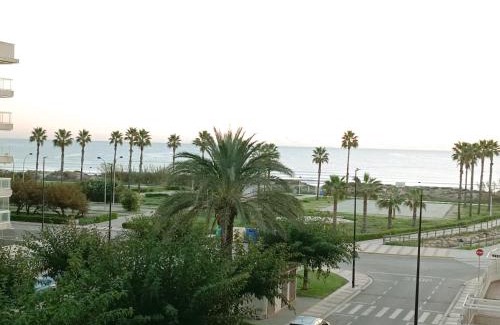 Daimuz Apartment | Romántico Daimús 2: Oceanfront Getaway with Pet-Friendly Perks