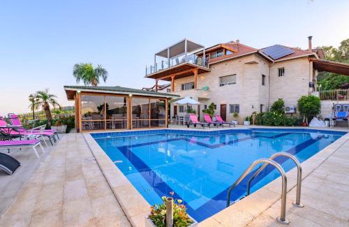 Rosh Pinna House | Elegant Rom Mansion: Guest Rated 9/10 with Pool & Hot Tub