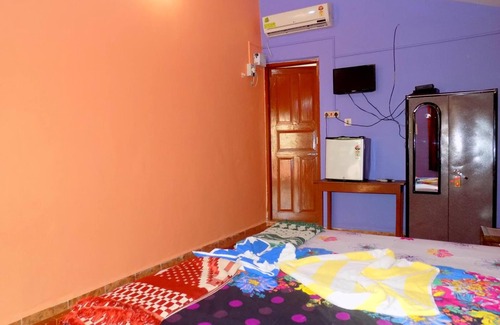 Calangute House | Romaldo Guest House: Cozy Retreat with Breakfast & Kitchen