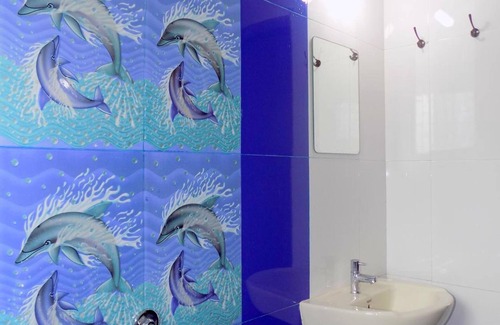 Calangute House | Romaldo Guest House: Cozy Retreat with Breakfast & Kitchen