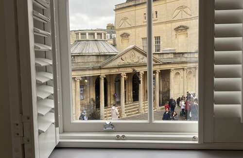 Bath City Centre Apartment | Elegant Roman Bath View in the Heart of Historic Bath