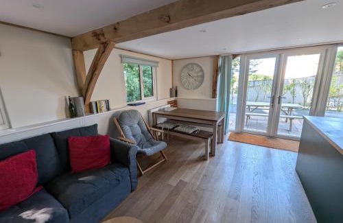 Holworth House | Elegant Roman Lodge: Pet-Friendly Retreat with High Ratings