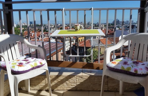 Plovdiv Center Apartment | Cozy Roman Stadium Flat with Kitchen for 4 Guests