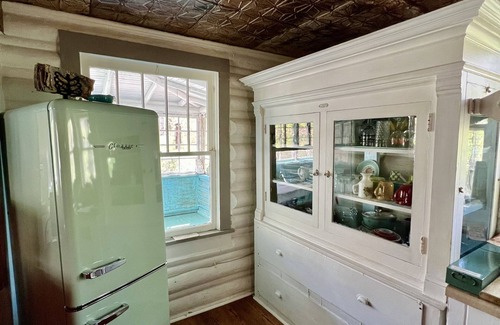 Jones Mills Cabin | Rustic Log Cabin Hideaway with Lake View & Pool Access