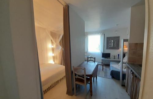 Pontaillac Apartment | Romantic Retreat Just Steps from the Beach for Families