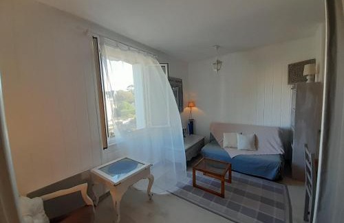 Pontaillac Apartment | Romantic Retreat Just Steps from the Beach for Families