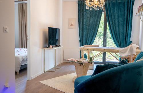 Evreux Apartment | Romance Me - Love Room Élégante avec Table de Massage & Pole Dance - Night & Day use