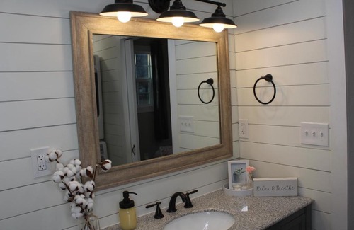Woodway Apartment | Romantic Getaway Near Lake Waco, Zoo & Magnolia Silos