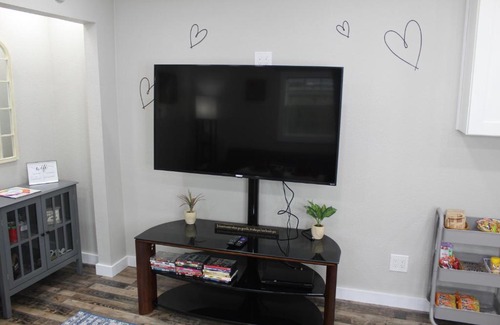 Woodway Apartment | Romantic Getaway Near Lake Waco, Zoo & Magnolia Silos