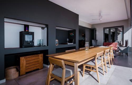 Gansbaai House | Elegant Romans Villa: 5-Star Oceanfront Getaway