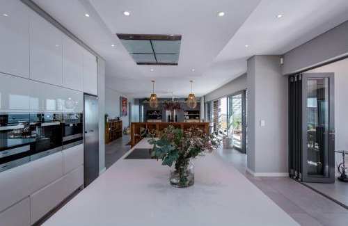 Gansbaai House | Elegant Romans Villa: 5-Star Oceanfront Getaway