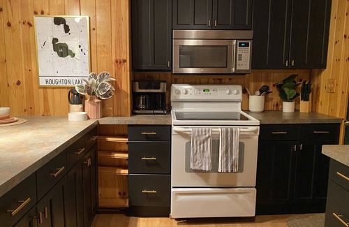 Houghton Lake Cottage | Romanski Retreat | Scenic Lake View with Pet-Friendly Perks
