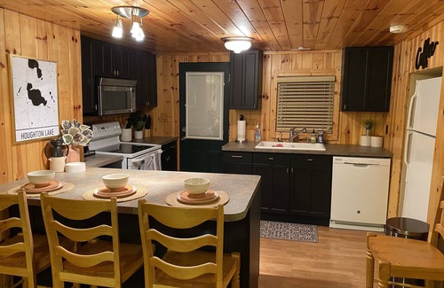 Houghton Lake Cottage | Romanski Retreat | Scenic Lake View with Pet-Friendly Perks