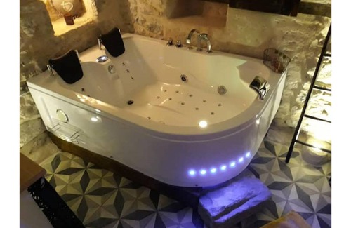 Saint-Andre-de-Cruzieres Bed & Breakfast | Romantic Retreat with Balneotherapy in a Stone Cellar