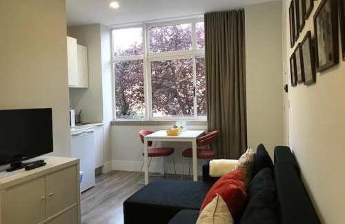 Sao Joao de Deus Apartment | Cozy 1 Bedroom Apartment at Roma Avenue - Guest Rated 8/10