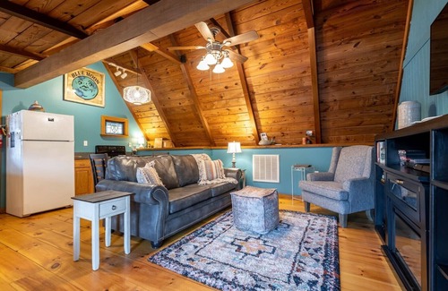 Draper Cabin | Romantic Getaway by New River - Blue Moon Retreat