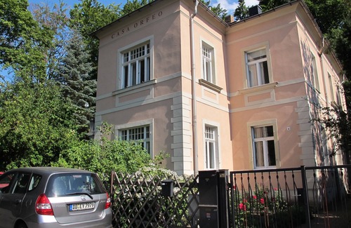 Weisser Hirsch Apartment | Tranquil 5-Room Retreat in Historic Villa with Garden Oasis
