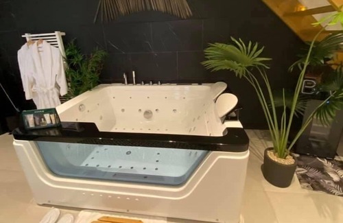 Amiens House | Romantic accommodation with jacuzzi and sauna