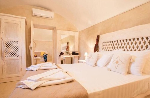 Akrotiri Villa | Romantic and Charming Santorini Villa