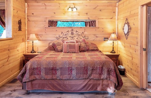 Brenham Cabin | Romantic and Private Spa Cabin with Hot Tub at Scenic Hill Retreat