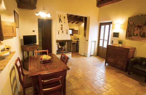 Radicofani Apartment | Romantic Farmhouse Apartment with Garden & Pool Retreat