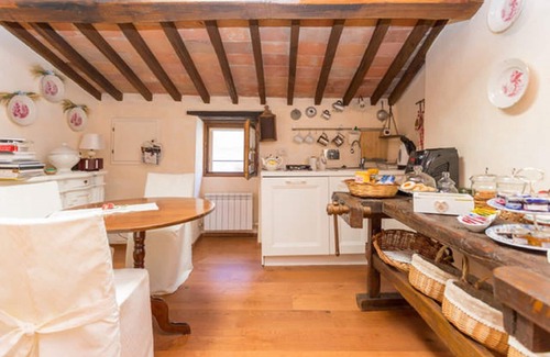 Contrada Castello House | Idyllic Retreat in Castiglione del Lago with Pool & Breakfast