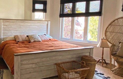 York Regional Municipality House | Romantic Bohemian Townhouse with Patio