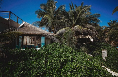 Zona Hotelera House | Seaside Bungalow in Tulum with Pool and Ocean Views