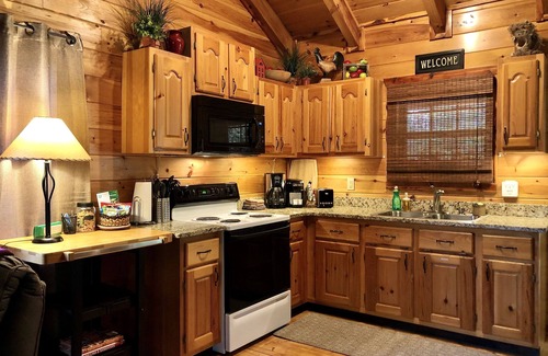 Gatlinburg - Pigeon Forge Cabin | Romantic Cabin Retreat with Hot Tub and Fireplace