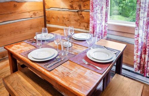 Vesta House | Romantic Cabin Getaway - King Bed - Fast Wi-Fi - Pet-Friendly