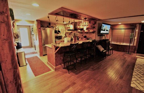 Estes Park House | Romantic Cabin with Hot Tub & Tiki Bar Near RMNP