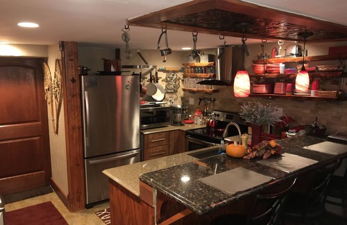 Estes Park House | Romantic Cabin with Hot Tub & Tiki Bar Near RMNP