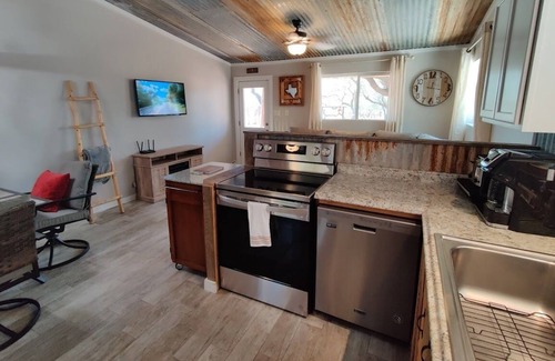 Johnson City Cabin | Romantic Cabin Retreat with Hot Tub and Pool Access